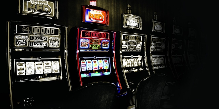 What makes people like playing online casinos?